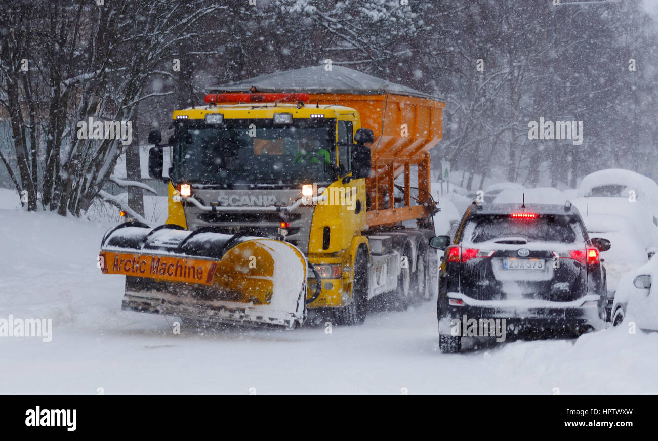 Blizzard janvier offres de compensation active de la neige à Helsinki, en Finlande. Banque D'Images