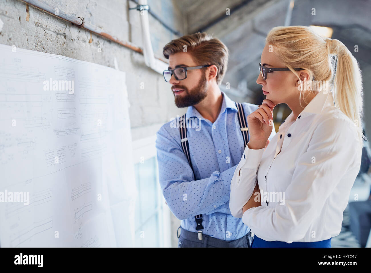 Deux designers brainstorming pensée nouveau projet au bureau moderne Banque D'Images