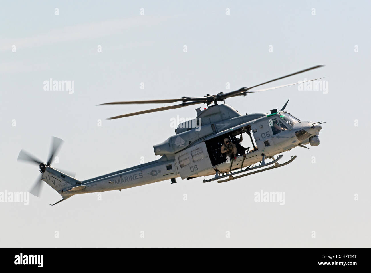 Volant à l'hélicoptère Huey 2016 Miramar Air Show à San Diego, Californie Banque D'Images