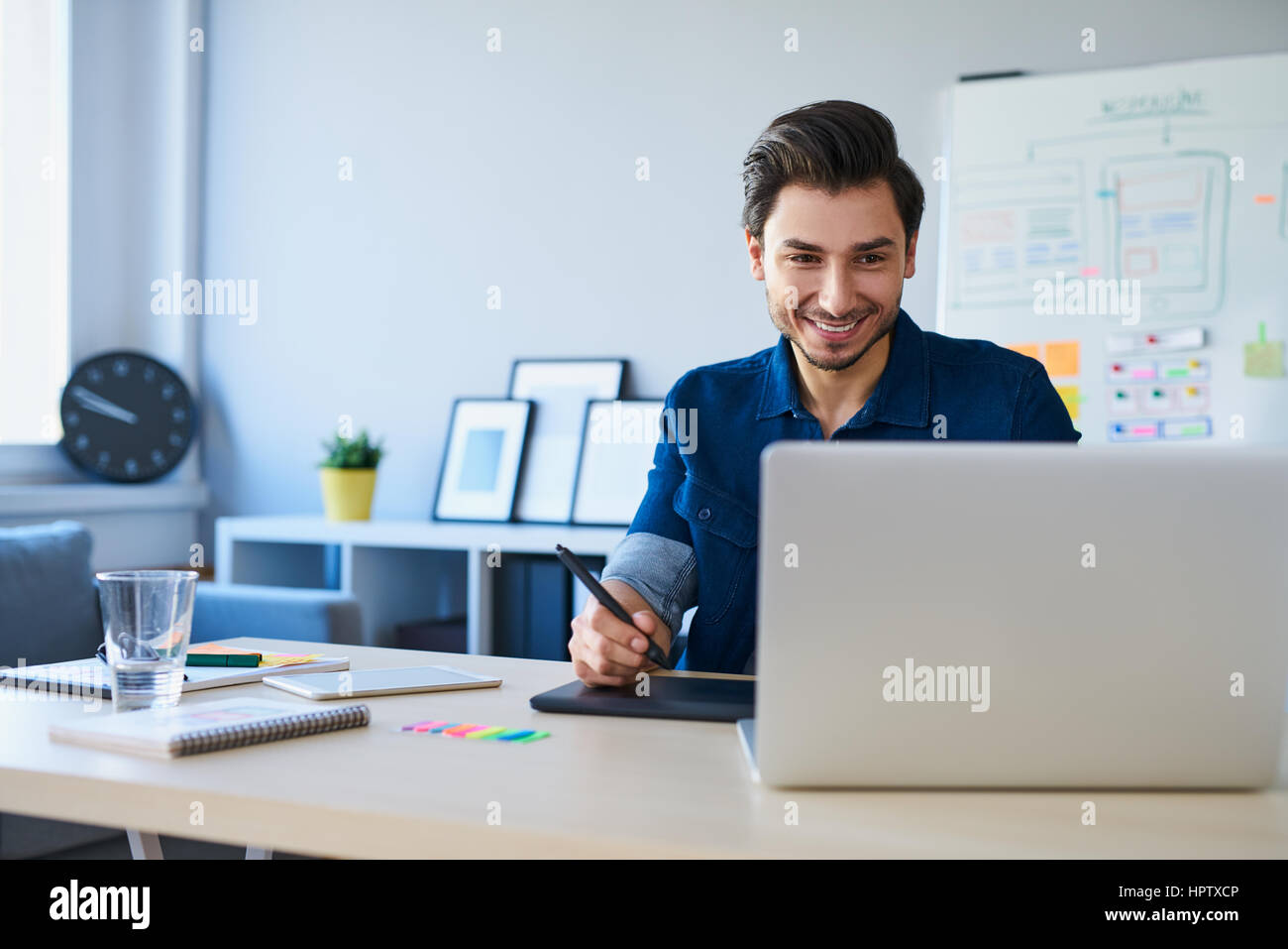 Designer graphique esquisses nouveau projet sur le travail avec tablette laptop in office Banque D'Images