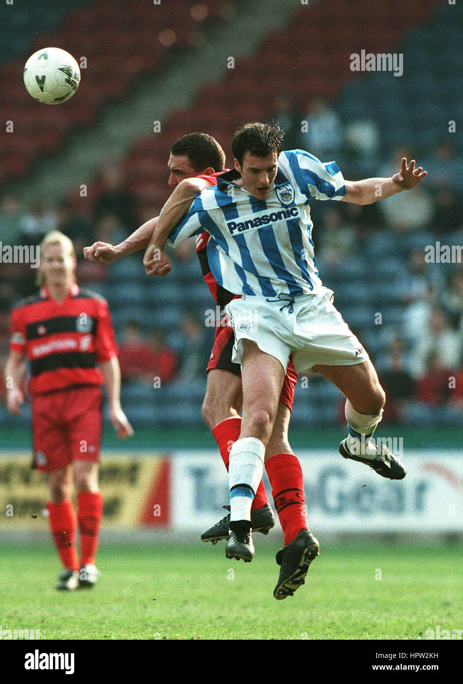 VINNIE JONES & MARCUS BROWNING HUDDERSFIELD TOWN V QPR 28 Mars 1998 Banque D'Images