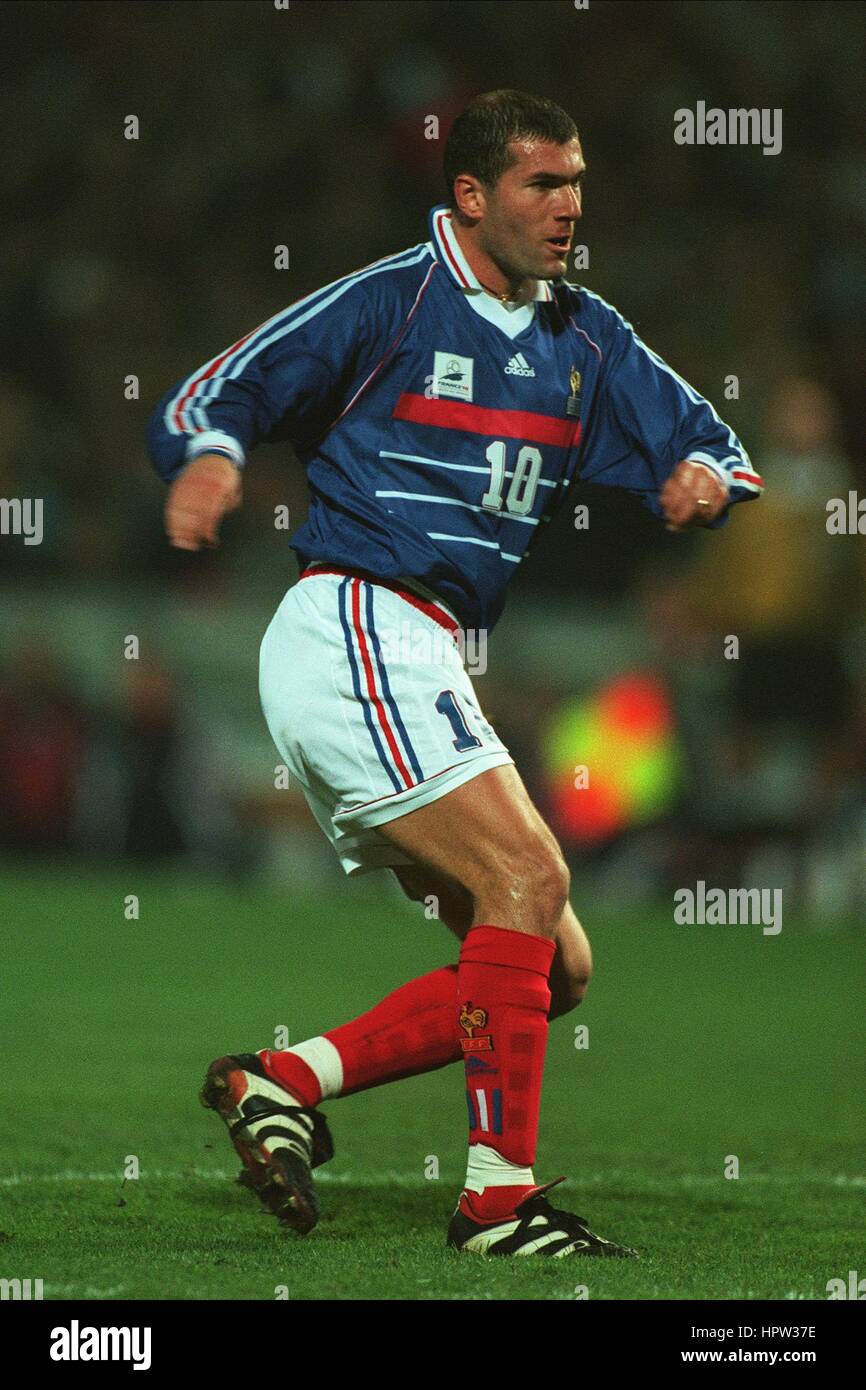 ZINEDINE ZIDANE FRANCE & JUVENTUS 27 Février 1998 Photo Stock - Alamy