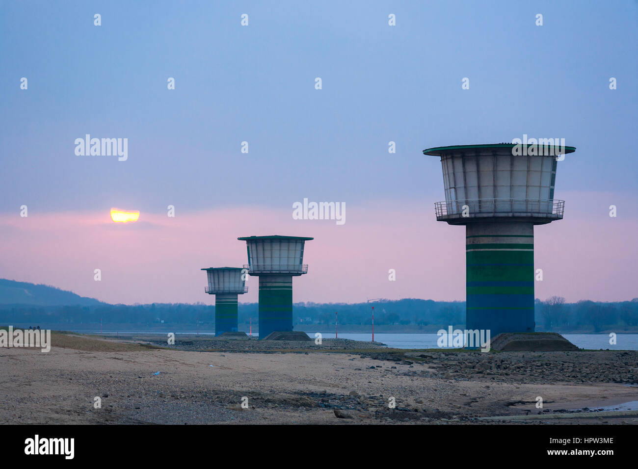 L'Allemagne, l'Duisburg-Bruckhausen, tours de la prise d'eau pour l'exploitation de l'eau potable au bord du Rhin. Banque D'Images