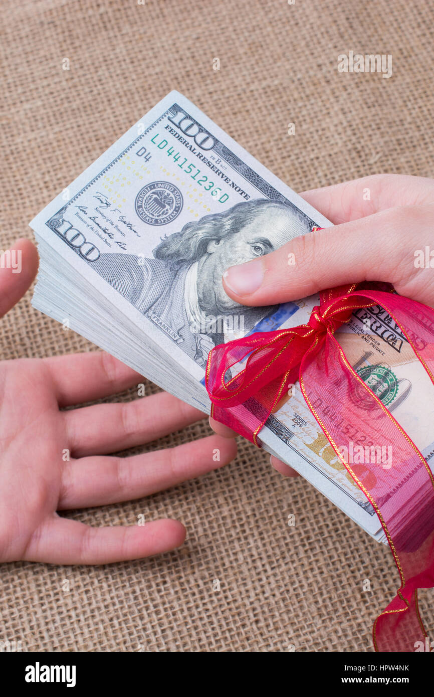 L'ensemble des billets de US dollar attaché avec un ruban coloré Banque D'Images