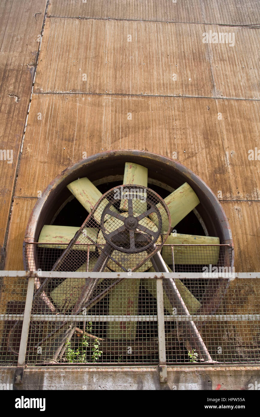 Allemagne, Duisbourg, Duisburg-Nord Country Park, ancien haut fourneau Thyssen, ventilateurs de refroidissement fonctionne pour l'eau d'égout. Banque D'Images