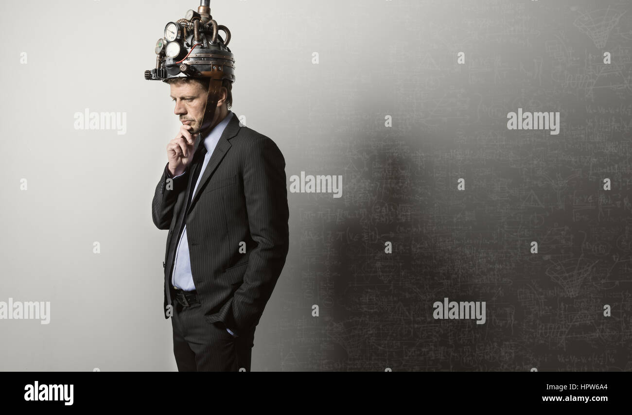 Confident businessman thinking with hand on chin portant casque steampunk Banque D'Images Confident businessman thinking with hand on chin portant casque steampunk Banque D'Images