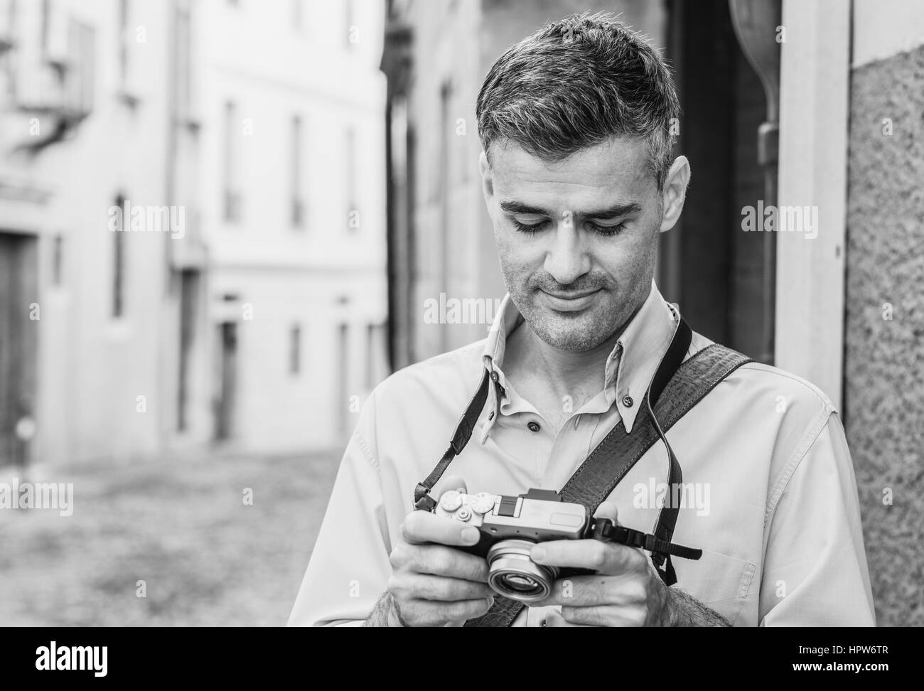 Certain touriste avec un appareil photo numérique, il est d'explorer une ville et de prise de photos dans la rue Banque D'Images