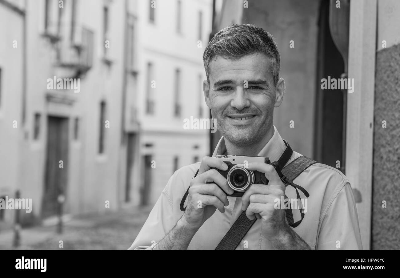 Certain touriste avec un appareil photo numérique, il est d'explorer une ville et de prise de photos dans la rue Banque D'Images