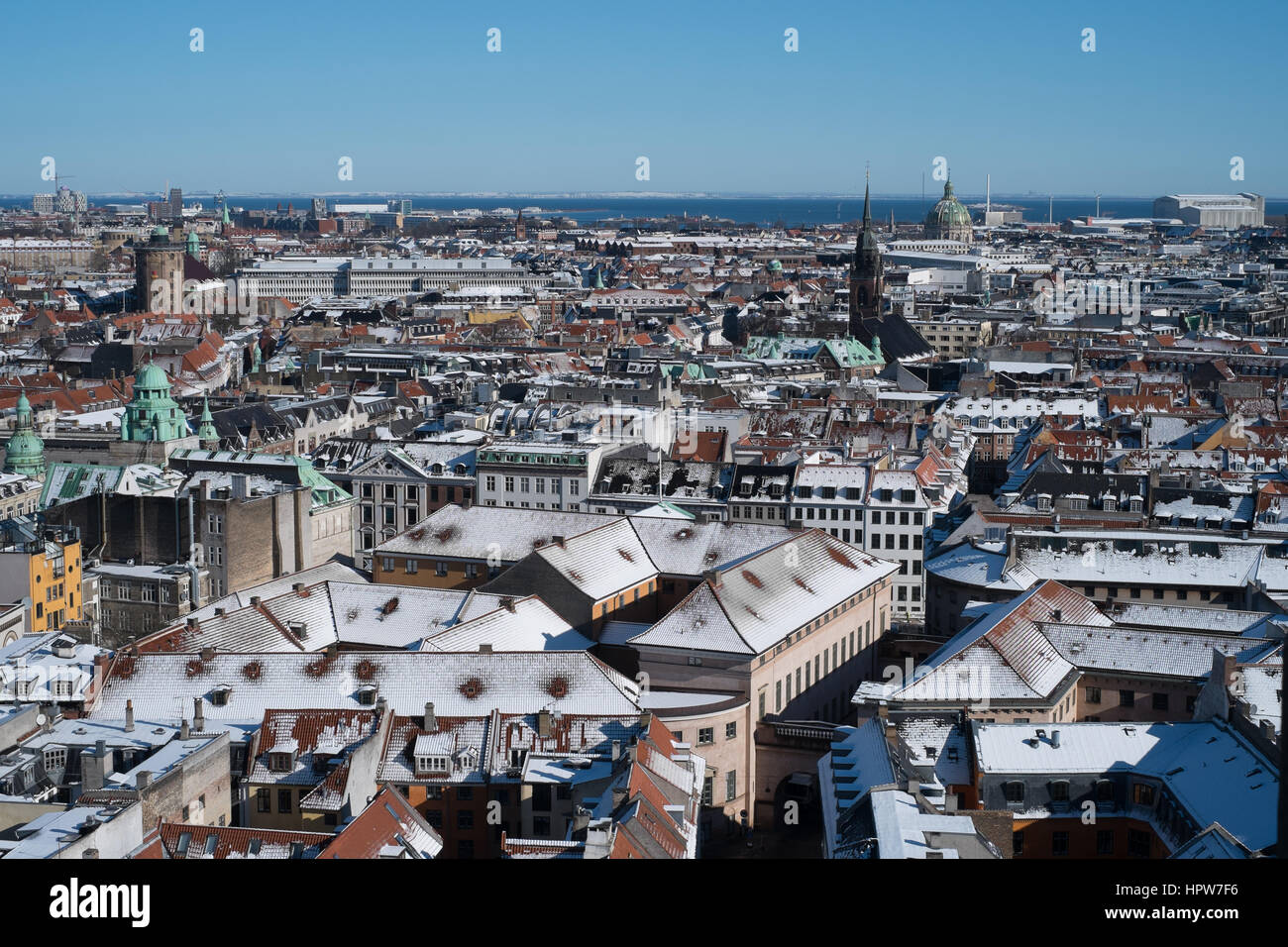 Hiver neige paysage urbain de Copenhague après avoir pris de l'hôtel de ville vue à l'Est, vers la Tour Ronde, Rundetaarn , Nikolaj Københavns Byret Kunsthal et Banque D'Images