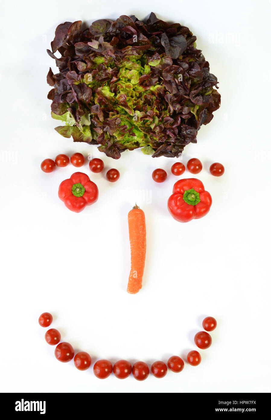 Un smiley, avec des légumes, salade, poivrons, carottes, tomates. Banque D'Images