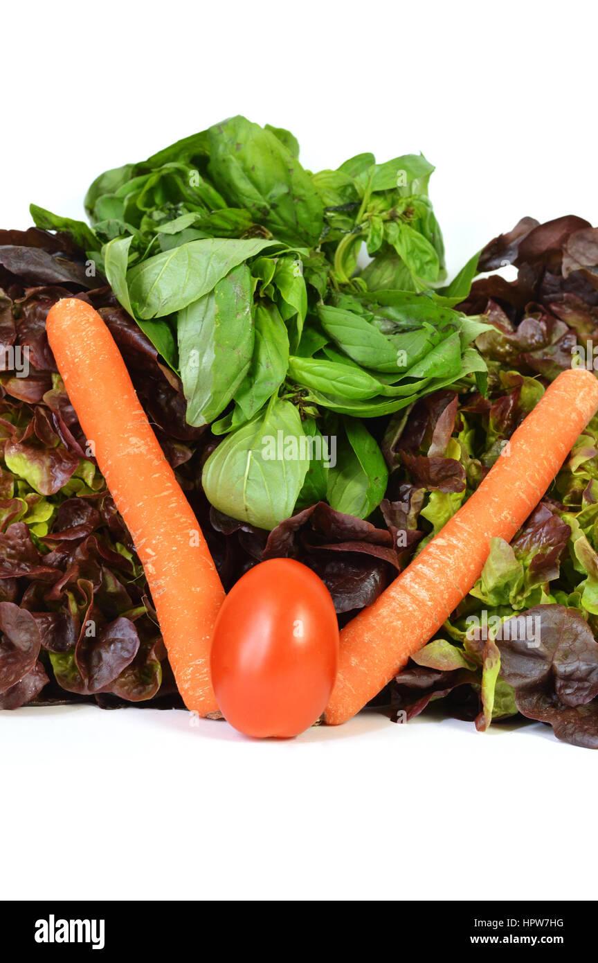 Assortiment de légumes avec salade de tomates,carottes,,le basilic. Banque D'Images