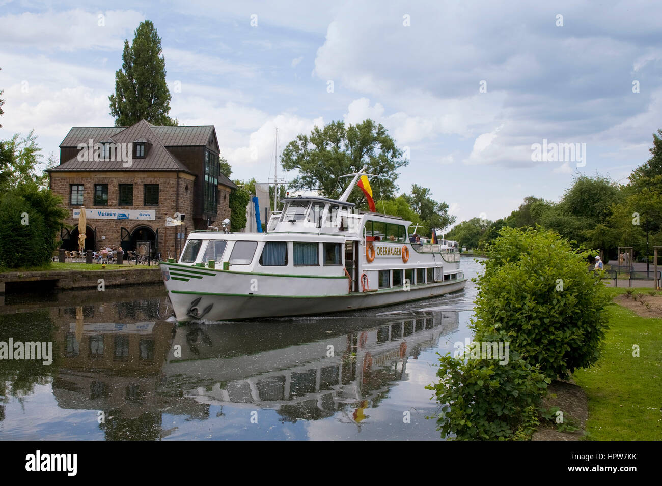 L'Europe, en Allemagne, à Mülheim Ruhr la rivière, bateau d'excursion sur la rivière Ruhr au natural history museum Haus Ruhrnatur. Banque D'Images