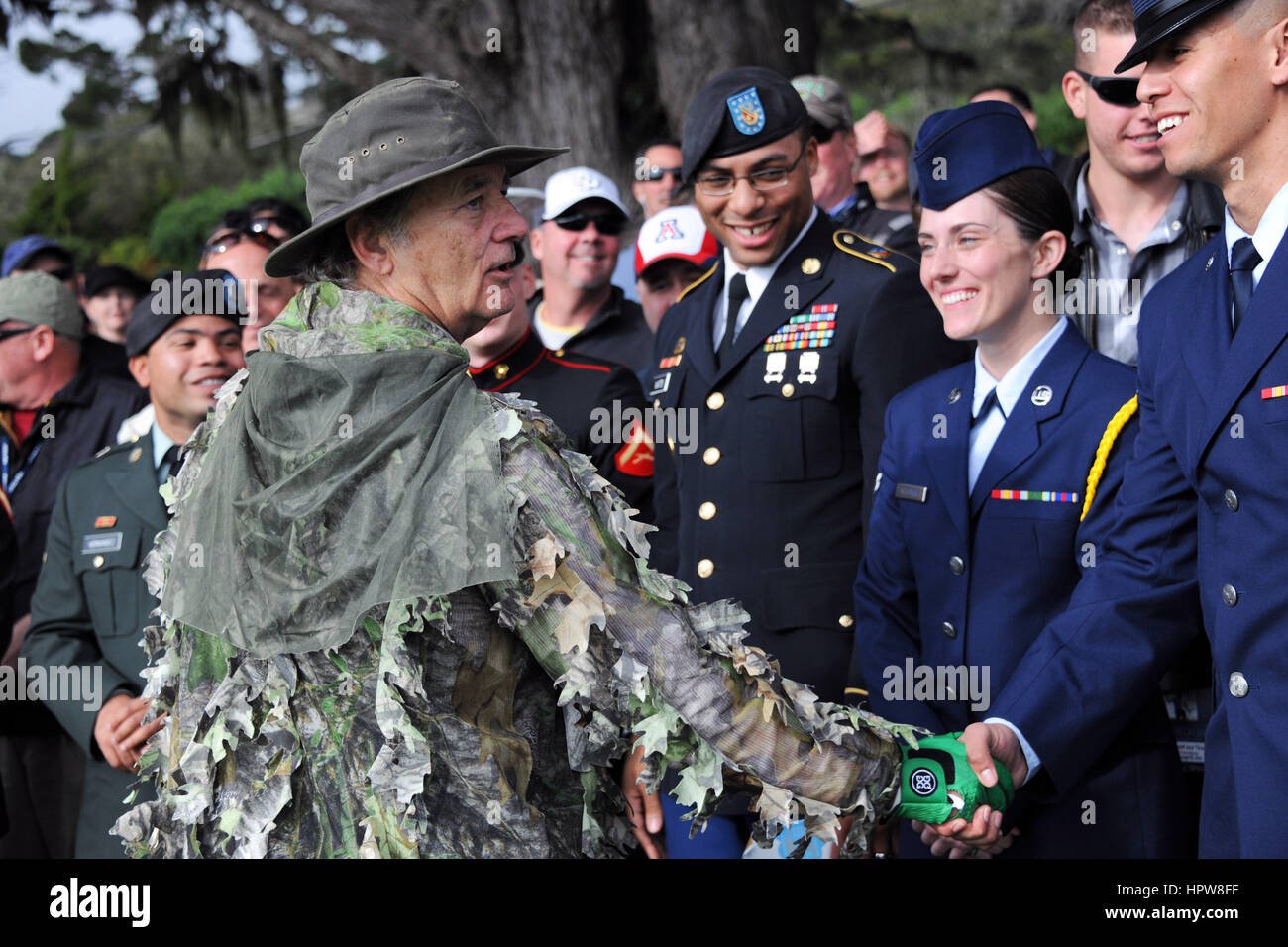 Acteur et comédien Bill Murray vêtu d'un costume ghillie camouflage, accueille les membres du service au cours de l'AT&T Pebble Beach National Pro-Am Golf Tournament le 11 février 2011 à Monterey, Californie. Banque D'Images