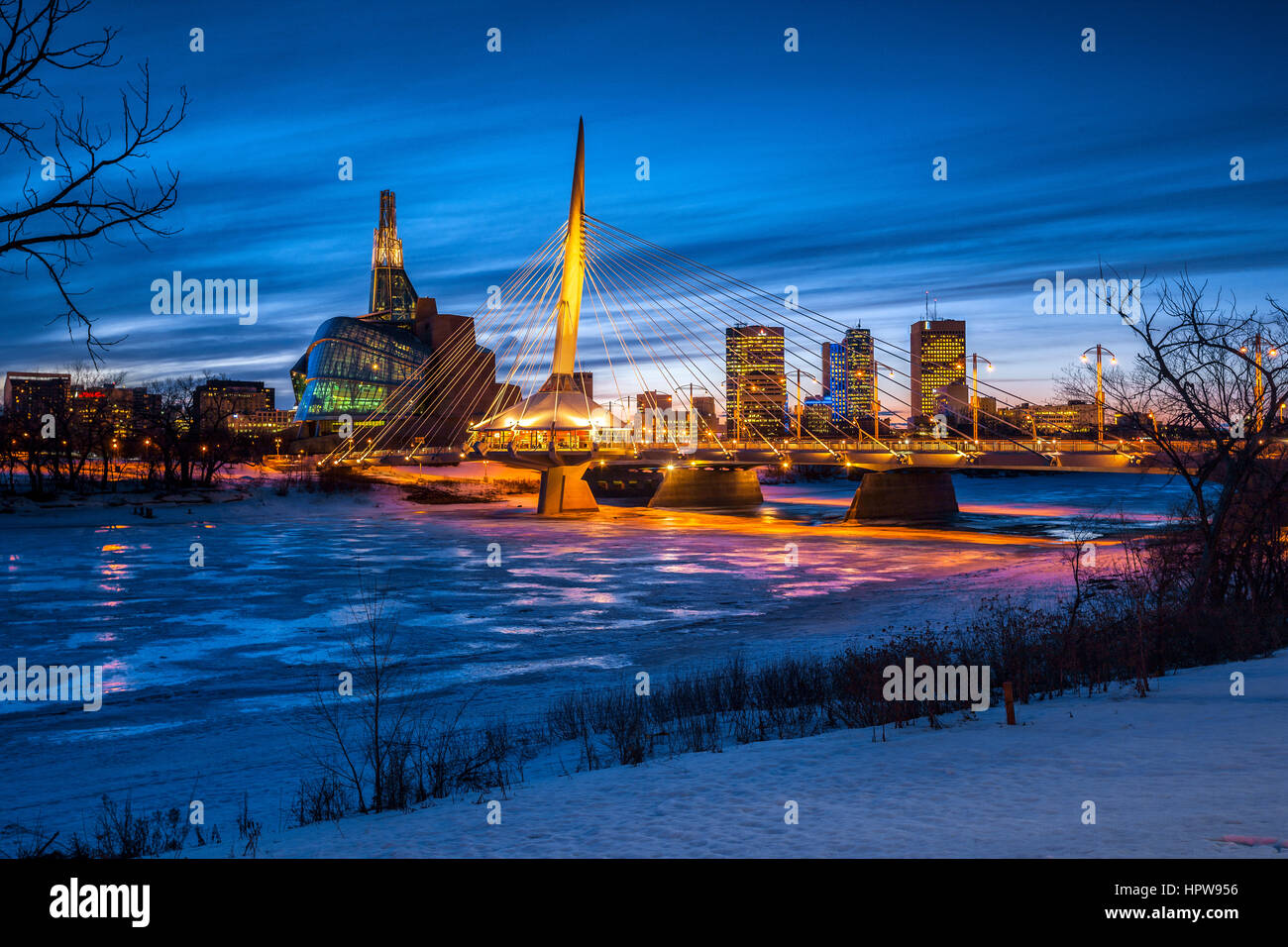 Winnipeg, Allumé Provencher Pont sur la rivière Rouge congelé dans la nuit. Banque D'Images