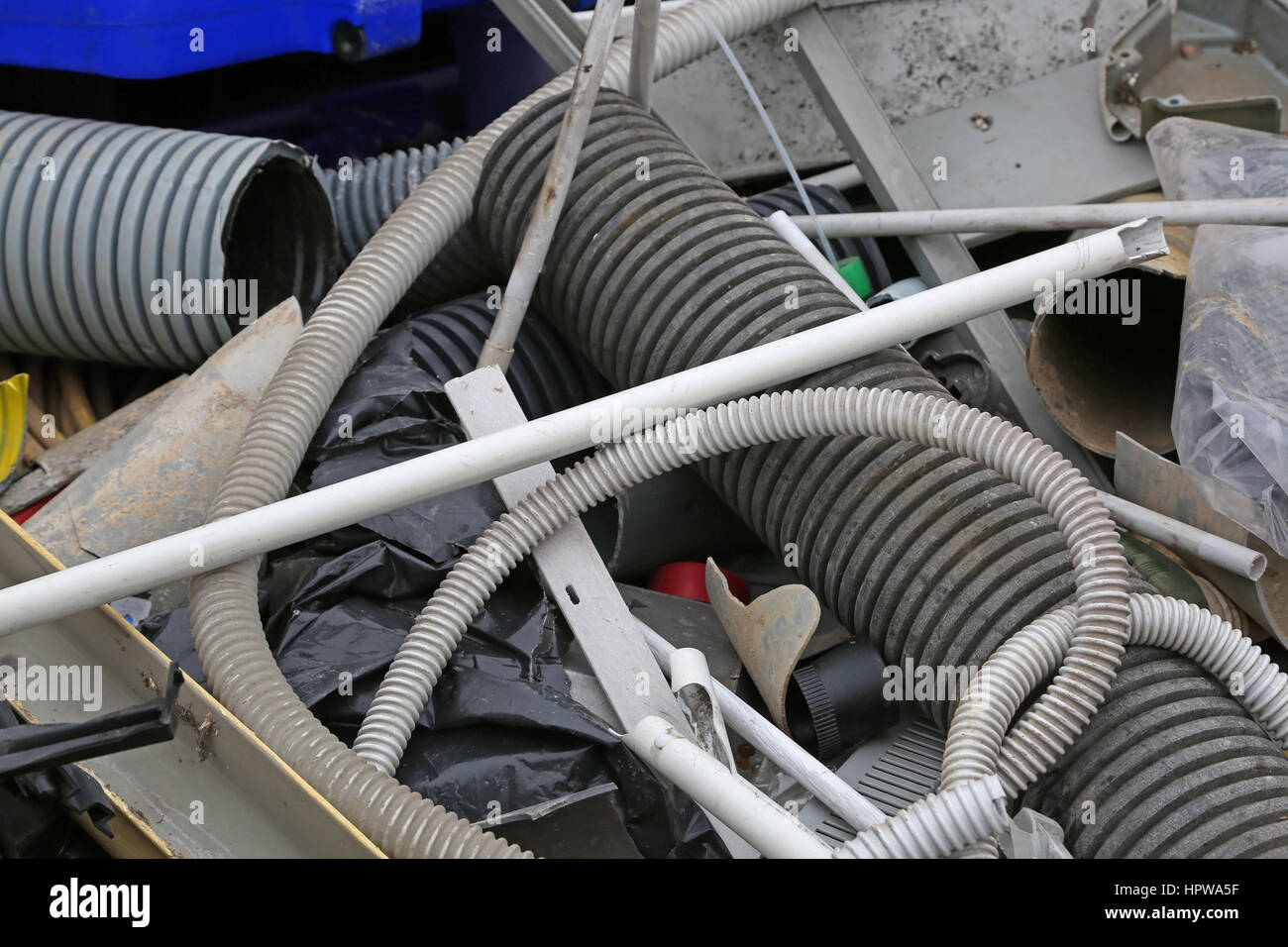 Les tuyaux en plastique et les morceaux cassés dans un centre de collecte des déchets Banque D'Images