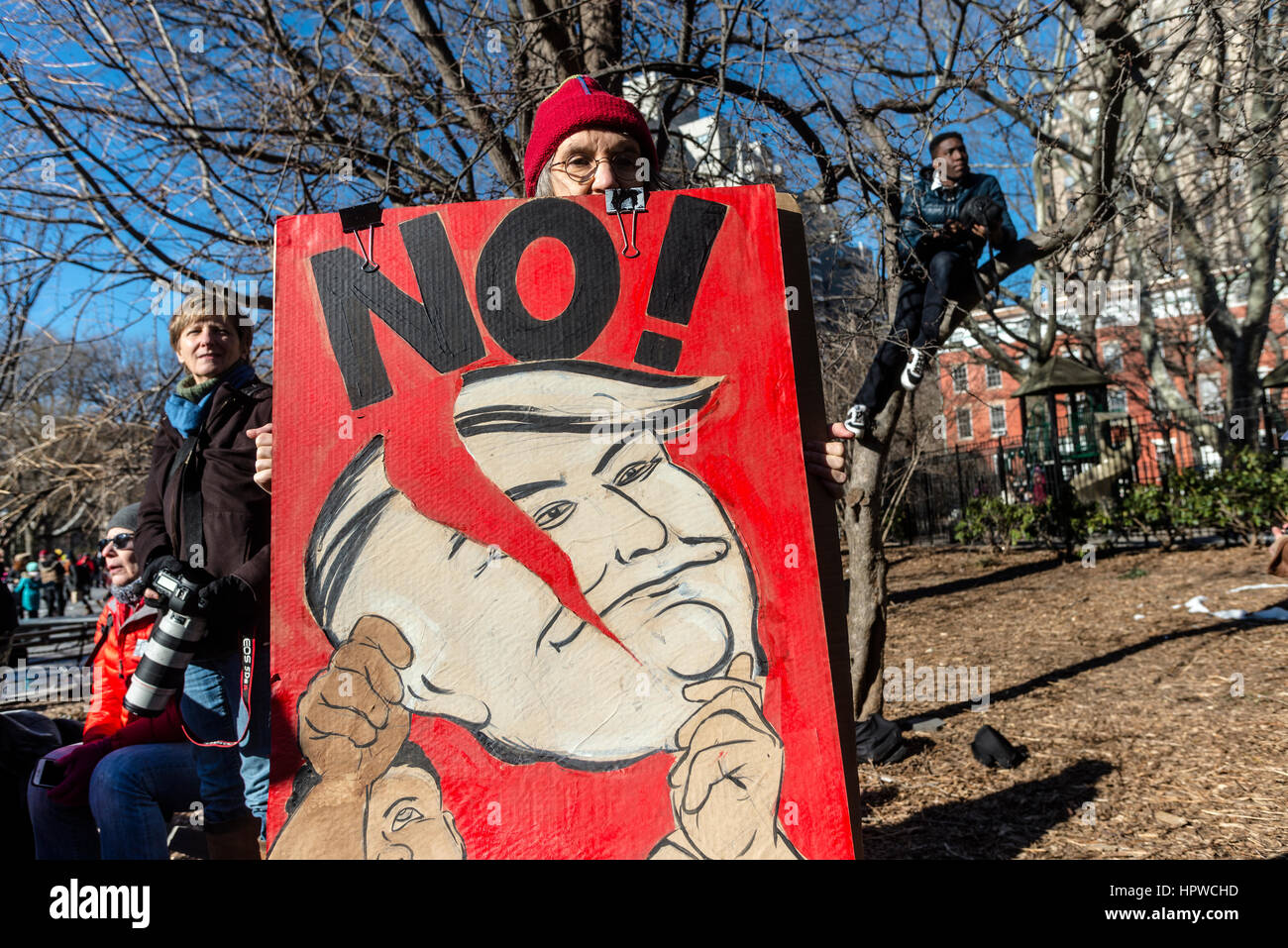 New York, USA 17 février 2017 - Les militantes se sont rassemblés à Washington Square, en solidarité avec la grève générale, pour protester contre l'Administration d'Atout et leurs politiques anti-démocratiques. ©Stacy Walsh Rosenstock/Alamy Banque D'Images