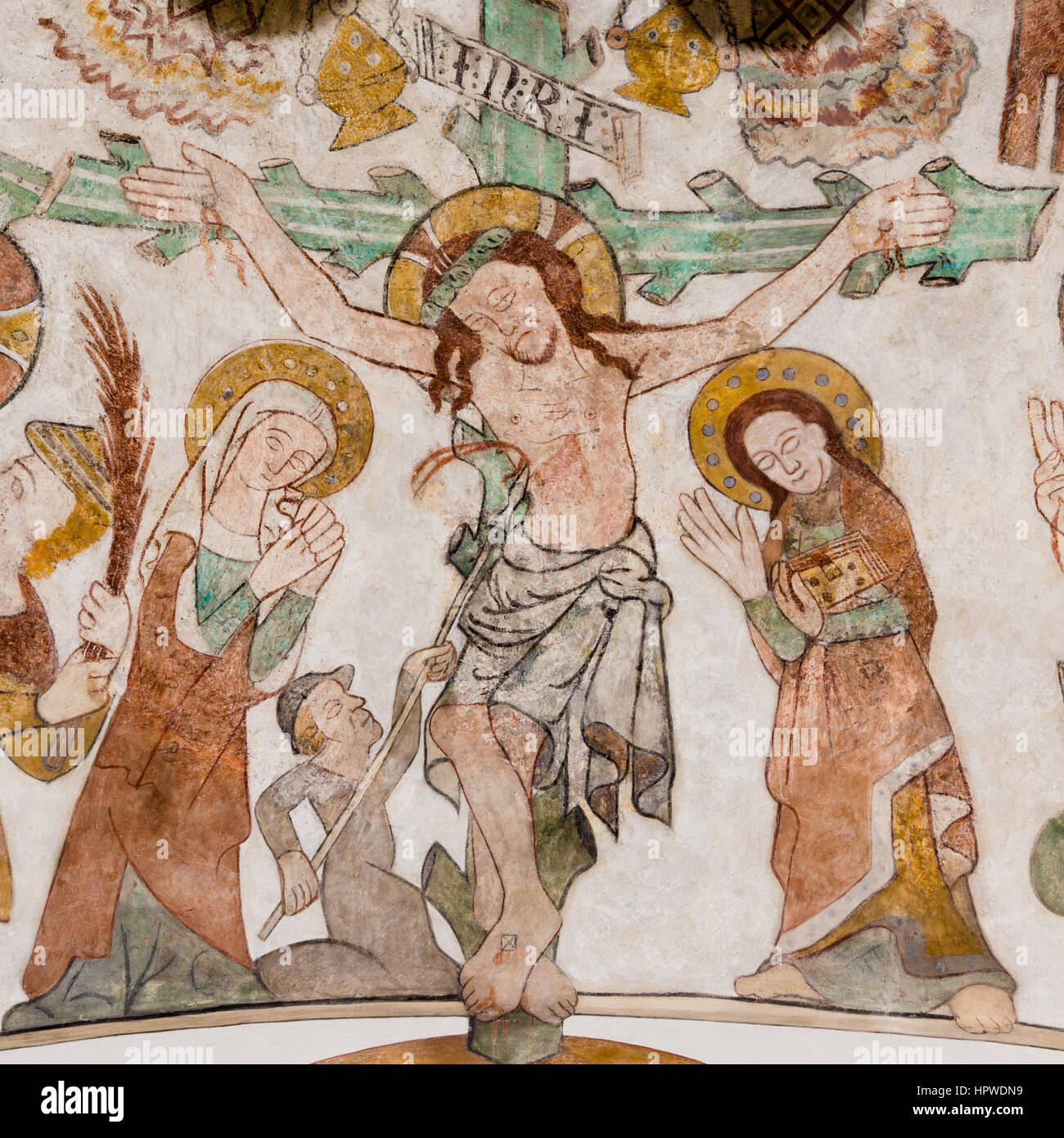 La crucifixion de Jésus, le Vendredi saint. Sa mère, Marie et saint Jean, debout sur la croix avec la rubrique INRI. Fresque de l'église gothique à Skibby, Den Banque D'Images