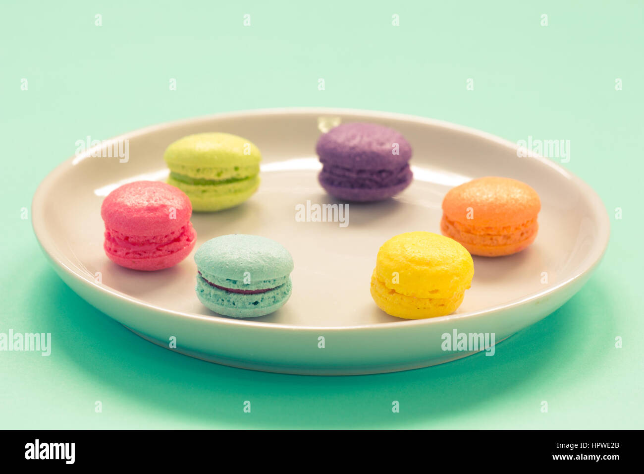 Un macaron coloré- dessert français ,libre et ciblée macaron bleu Banque D'Images