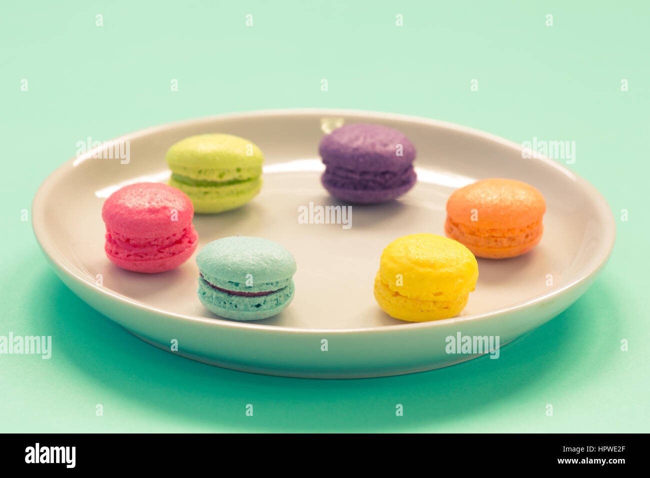 Un macaron coloré- dessert français ,libre et ciblée macaron bleu Banque D'Images