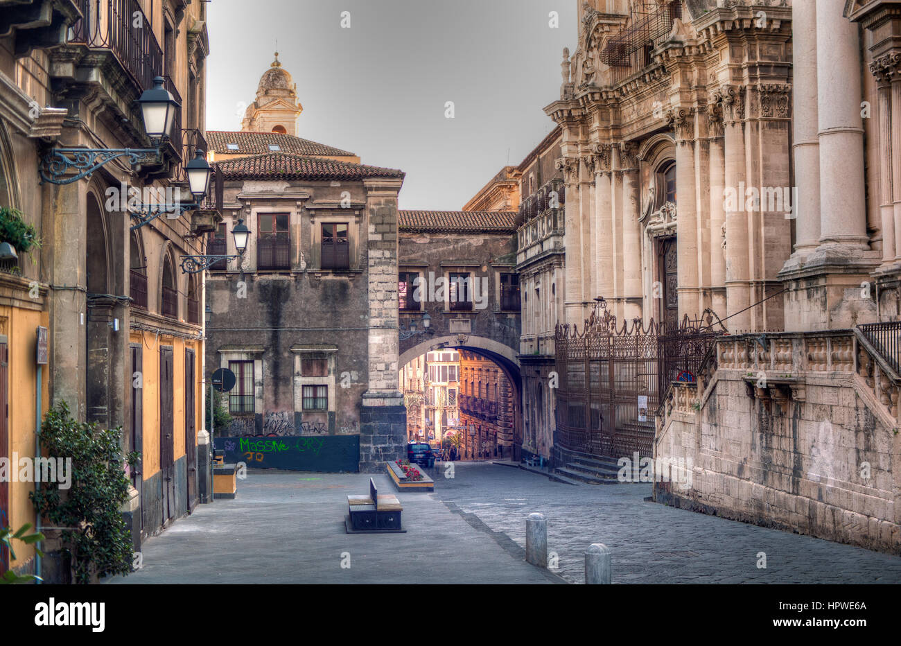 Catane, Italie - Mars 31 : Vue sur la Via Dei Crociferi et San Benedetto Arch le 31 mars 2016 Banque D'Images Catane, Italie - Mars 31 : Vue sur la Via Dei Crociferi et San Benedetto Arch le 31 mars 2016 Banque D'Images
