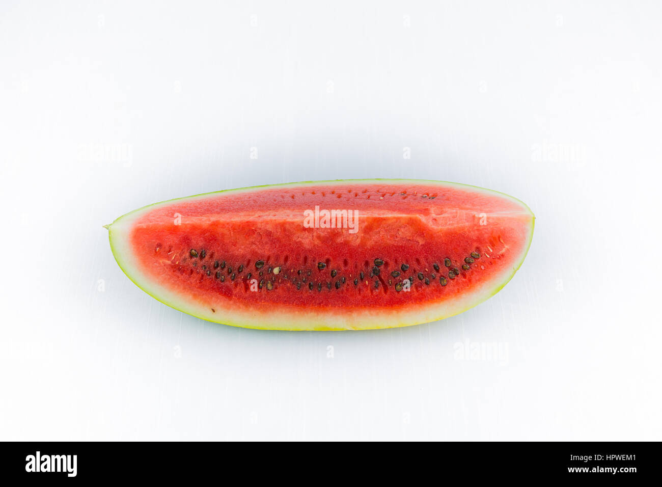 Watermelon coupées en deux ou en segments.demi-lune. Fruit d'été méditerranéen ou sicilienne. Sur fond blanc Coupe. ressource graphique. Banque D'Images