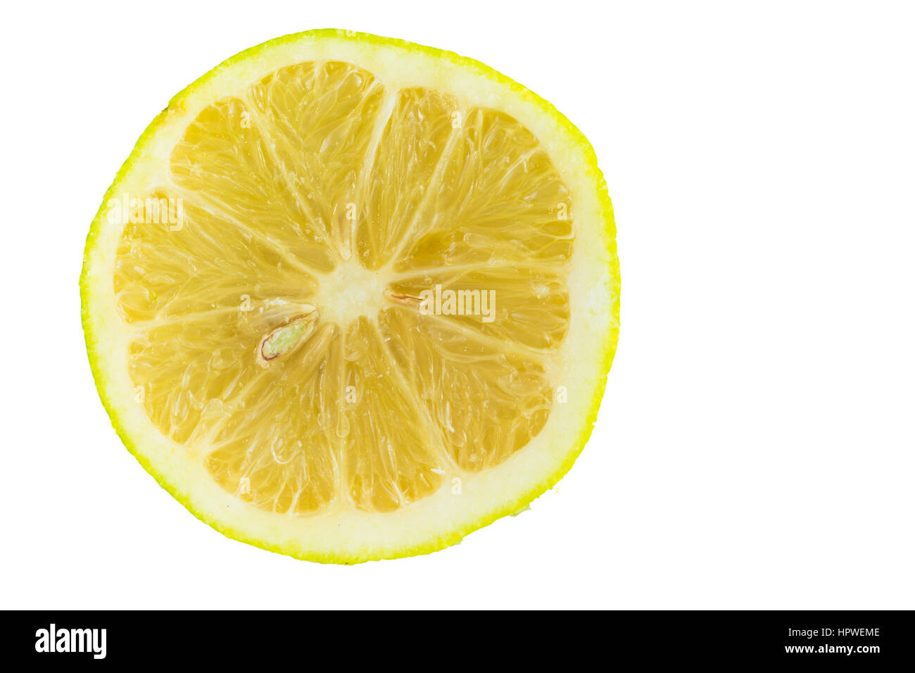 Citron, coupé en deux, demi lune. L'excellente boisson d'été jus de citron. Banque D'Images