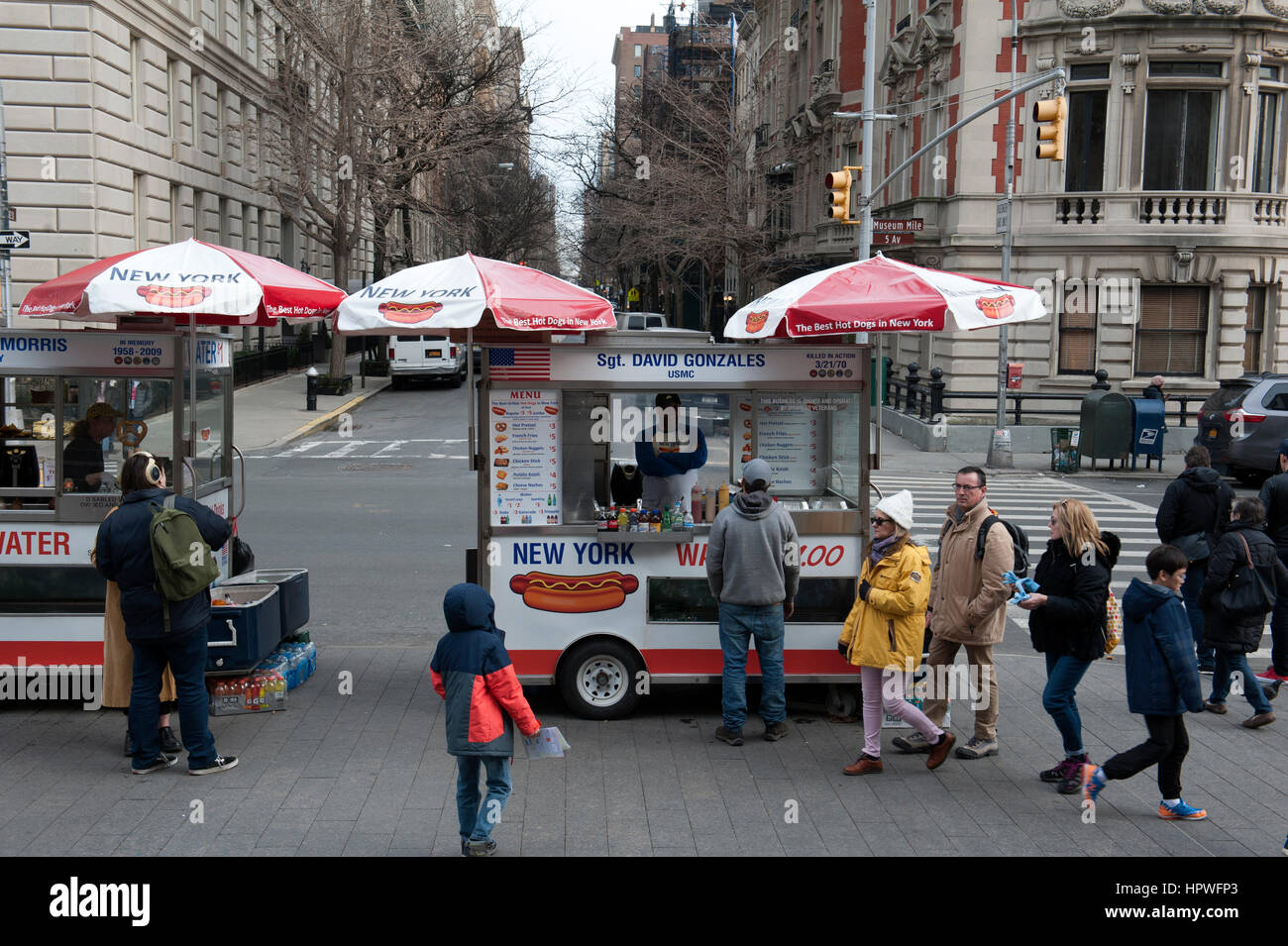 Anciens combattants handicapés possèdent et exploitent le hot-dog distributeur des chariots sur la Cinquième Avenue au Metropolitan Museum of Art, 21 février 2017 Banque D'Images