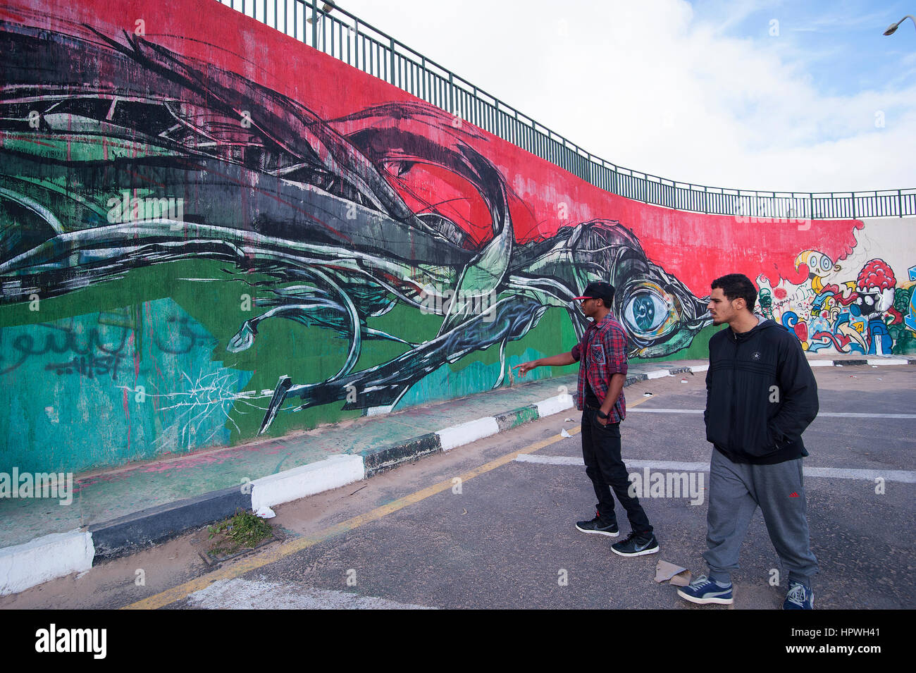 La Libye, Tripoli : Après la mort de Kadhafi tout à fait quelques artistes graffiti a commencé la pulvérisation de peintures murales sur les murs de leur public. Banque D'Images