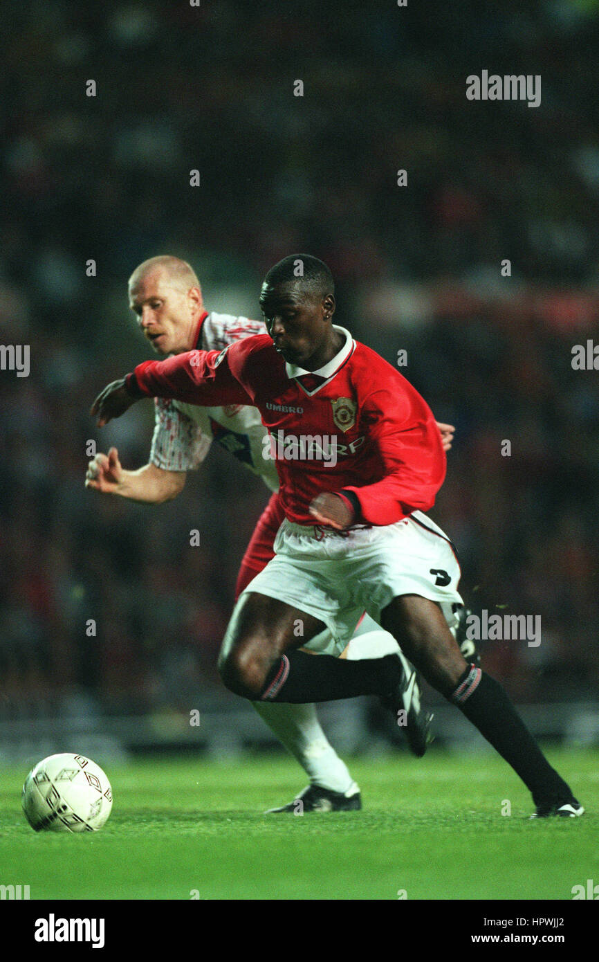 ANDY COLE & WITOLD BENDKOWSKI MANCHESTER UNITED V LKS LODZ 13 Août 1998 Banque D'Images