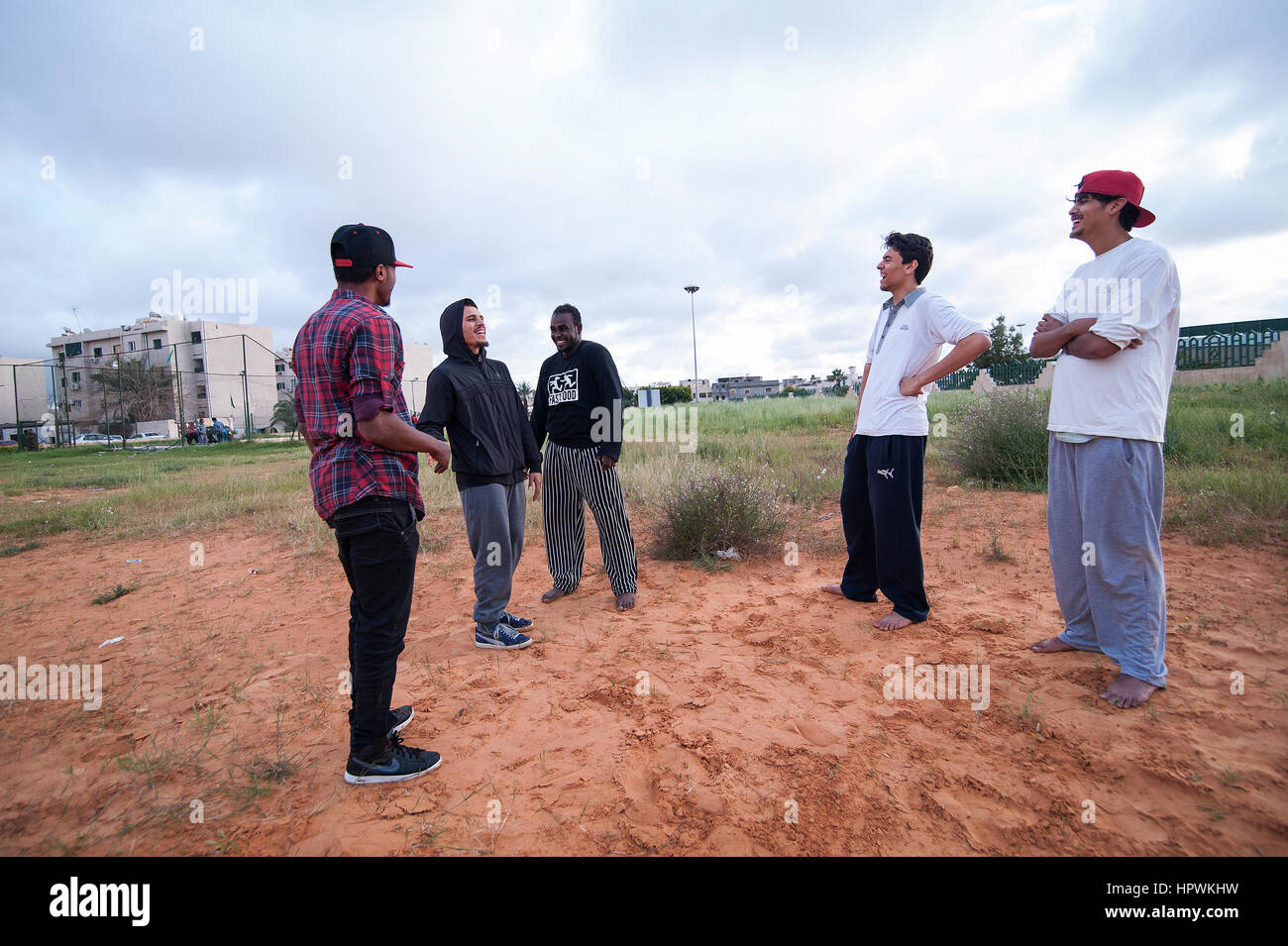 La Libye, Tripli : jeunes hommes pratiquant parkour se déplace. Banque D'Images