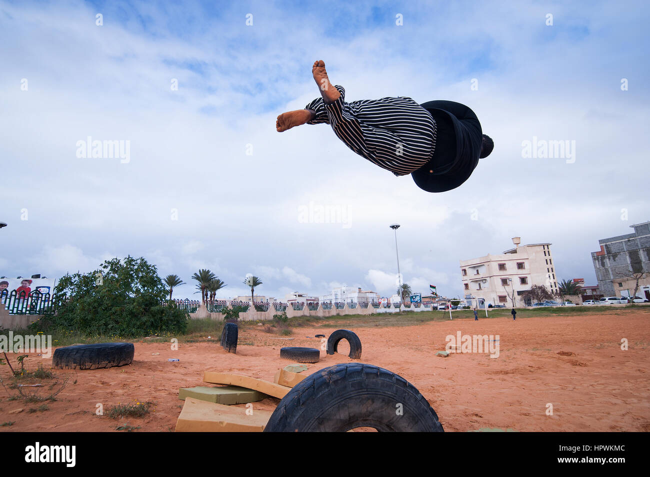 La Libye, Tripli : jeunes hommes pratiquant parkour se déplace. Banque D'Images