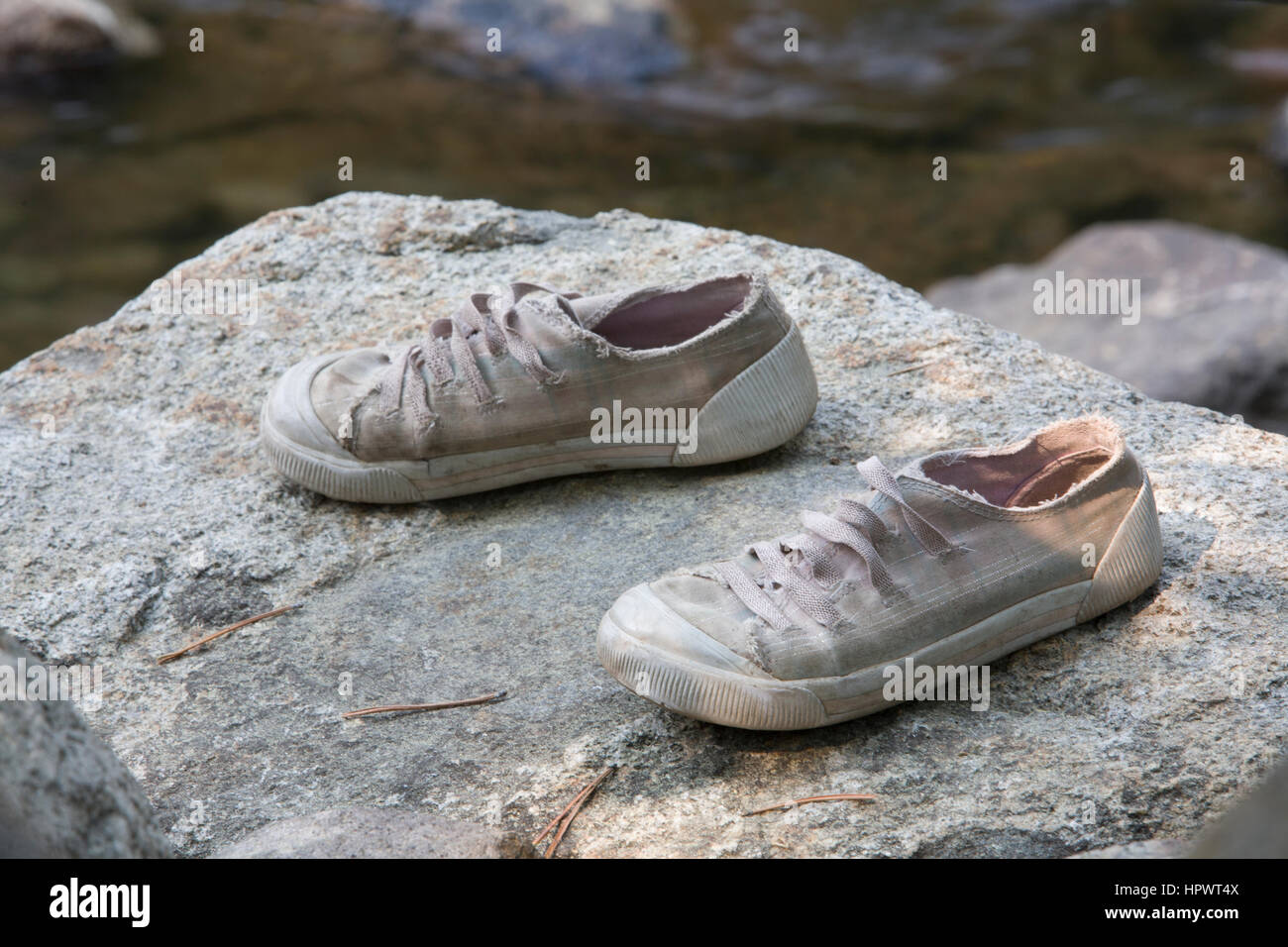Enfant | Chaussures de tennis à gauche sur un rocher à côté du ruisseau  Donner, Donner Memorial State Park, Truckee, CA Photo Stock - Alamy