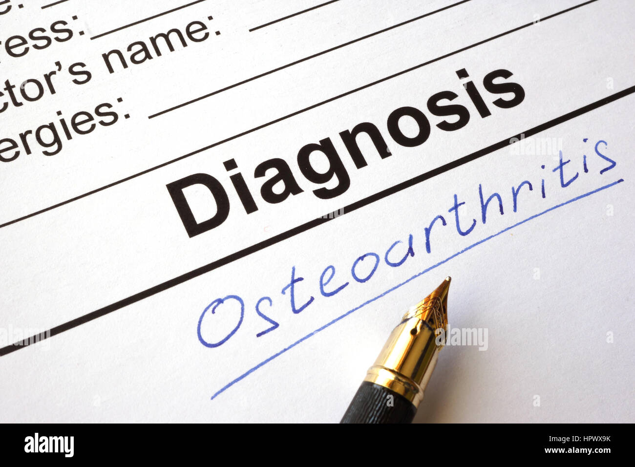 Formulaire médical à effectuer le diagnostic de l'arthrose sur une table. Banque D'Images