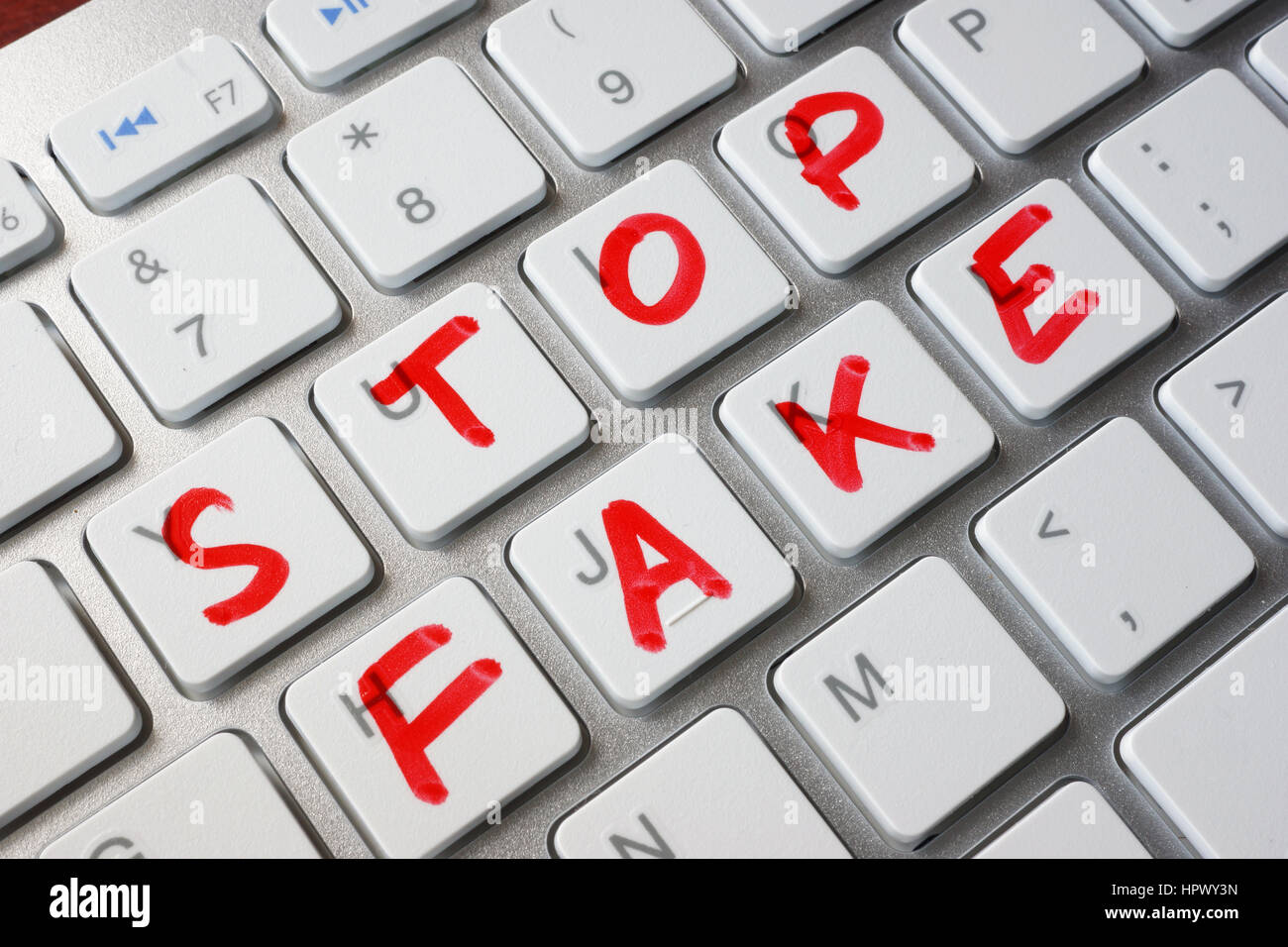 Mots stop fake écrit sur un clavier. Banque D'Images