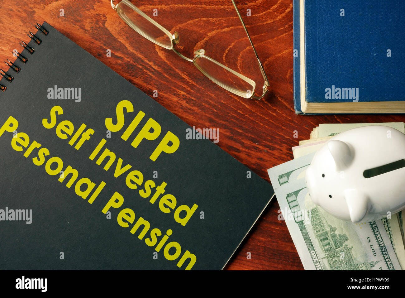 Livre avec titre SIPP (Self) Pension personnels investis Banque D'Images