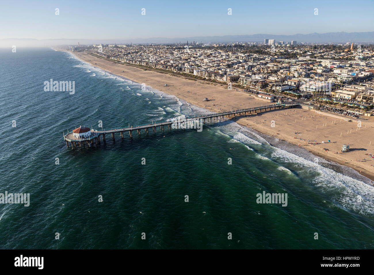 Manhattan Beach, Californie, USA - Le 16 août 2016 : Vue aérienne de Manhattan Beach Pier, près de Los Angeles en Californie du Sud. Banque D'Images