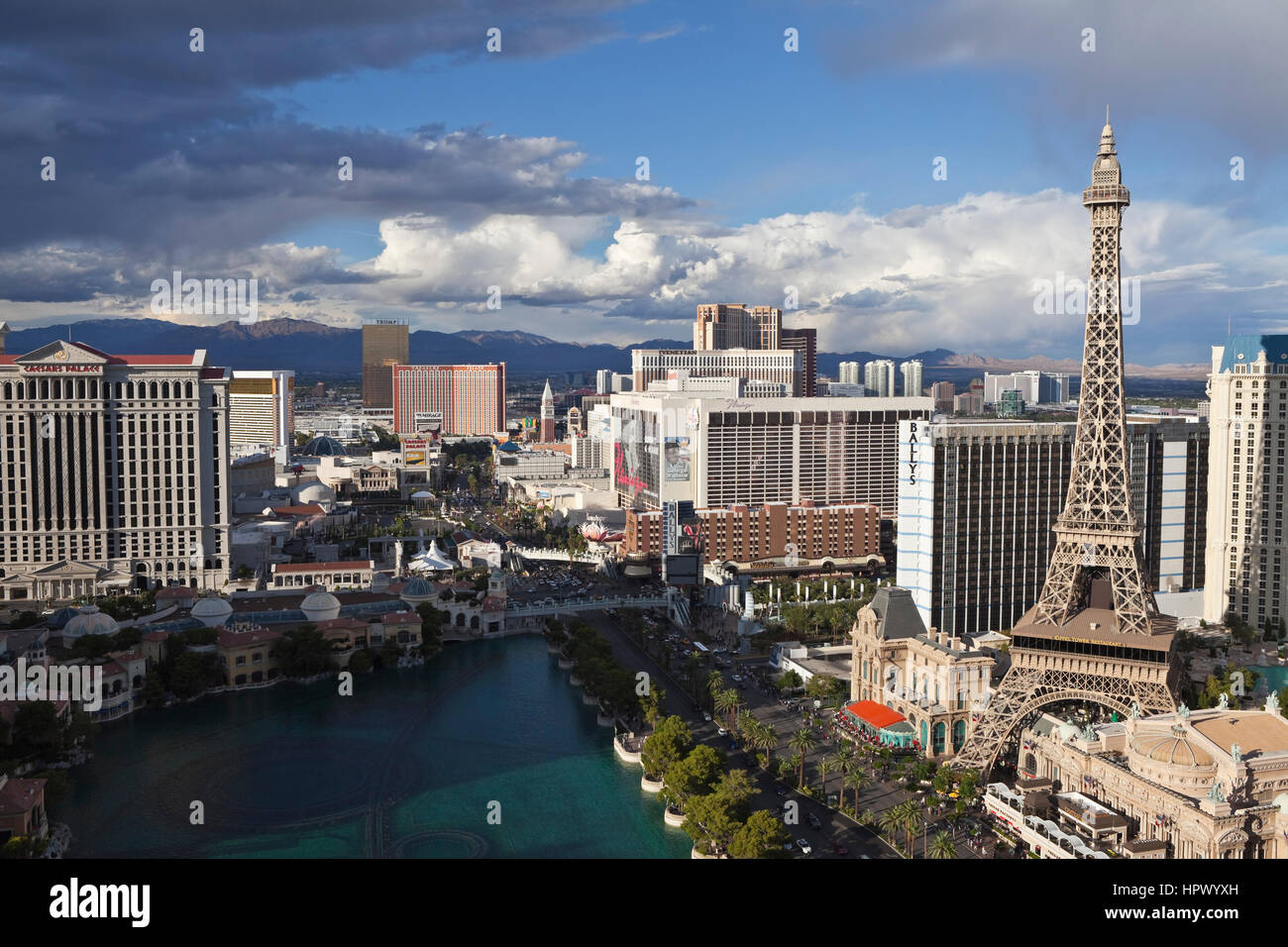 Las Vegas, Nevada, USA - 6 octobre 2011 : les tempêtes de l'après-midi au-dessus de fontaines du Bellagio sur le Strip de Las Vegas. Banque D'Images