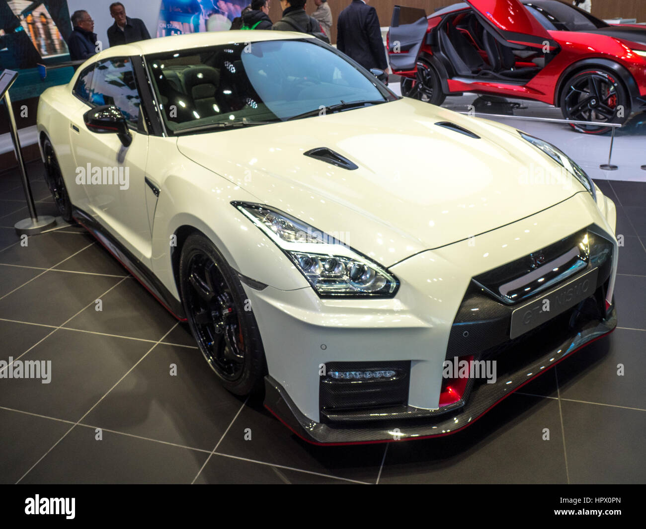 Un livre blanc sur l'écran du véhicule Nissan GTR dans le chapiteau d'exposition, Galerie Nissan à Ginza, Tokyo. Banque D'Images