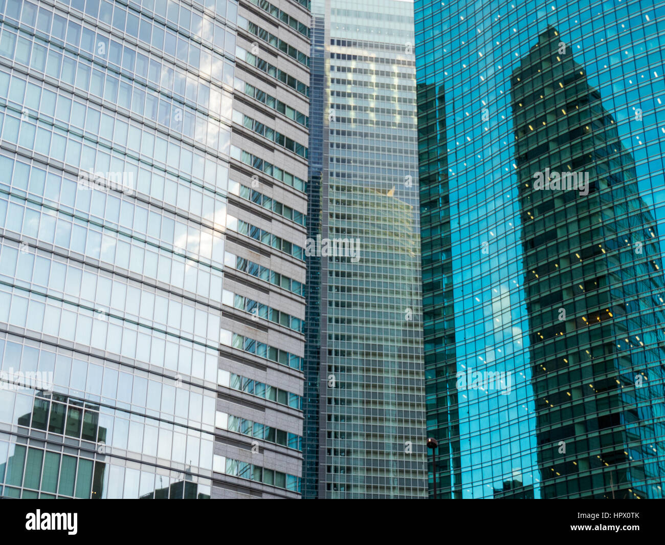 Façade en verre de tours à bureaux à Minato, Tokyo. Banque D'Images