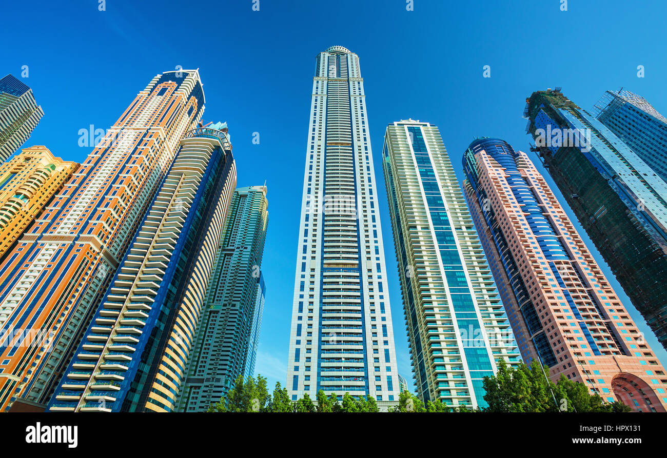Vue sur gratte-ciels modernes et de luxe à Dubai Marina, Dubaï, Emirats Arabes Unis Banque D'Images