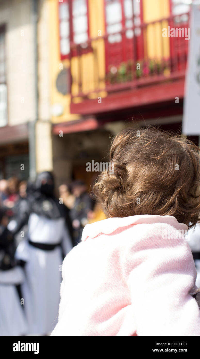 Une fille de bébé est à la recherche à la procession Banque D'Images