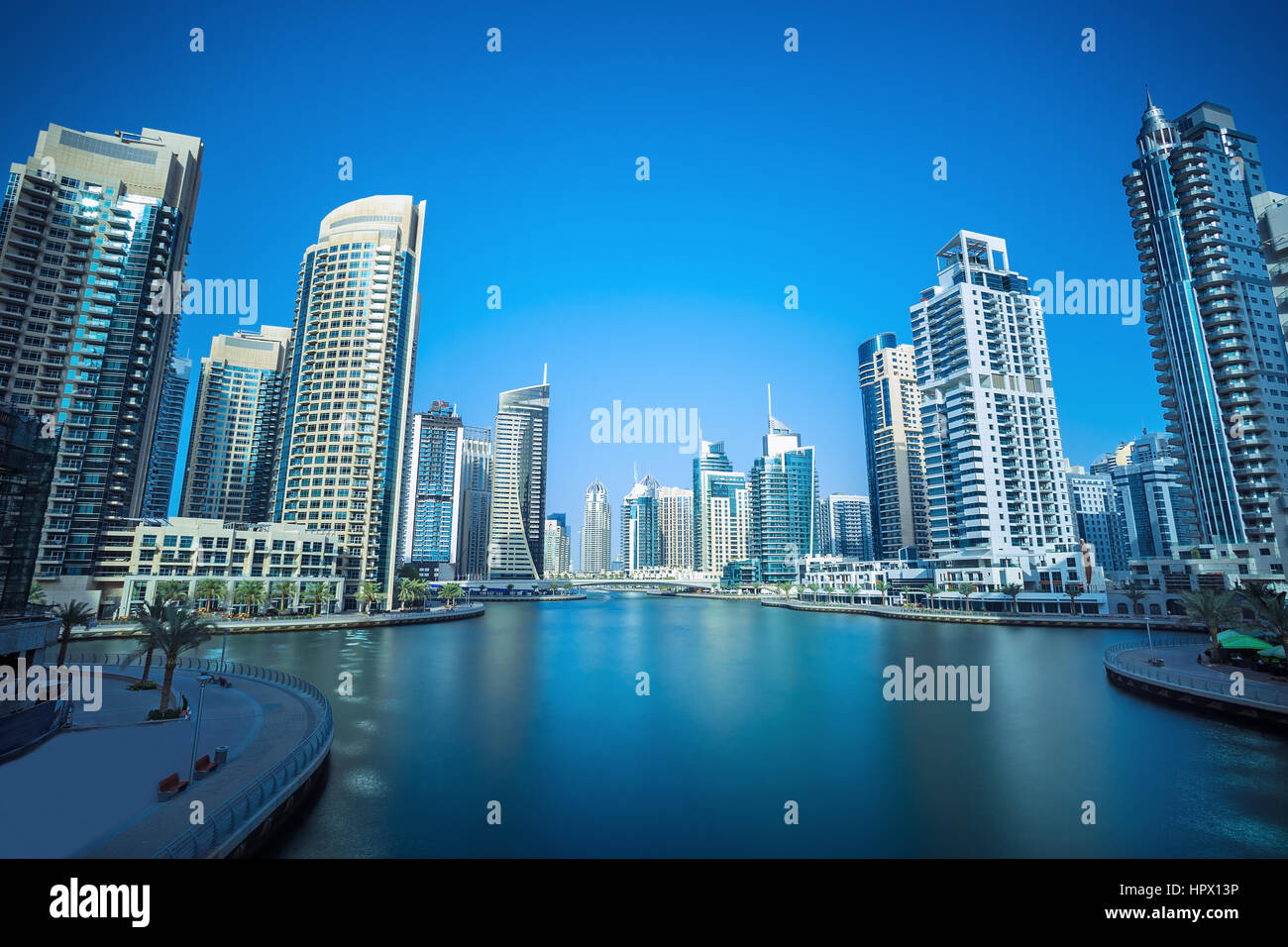 Promenade et canal dans la Marina de Dubaï avec de luxueux gratte-ciel de Dubaï, Emirats Arabes Unis Banque D'Images