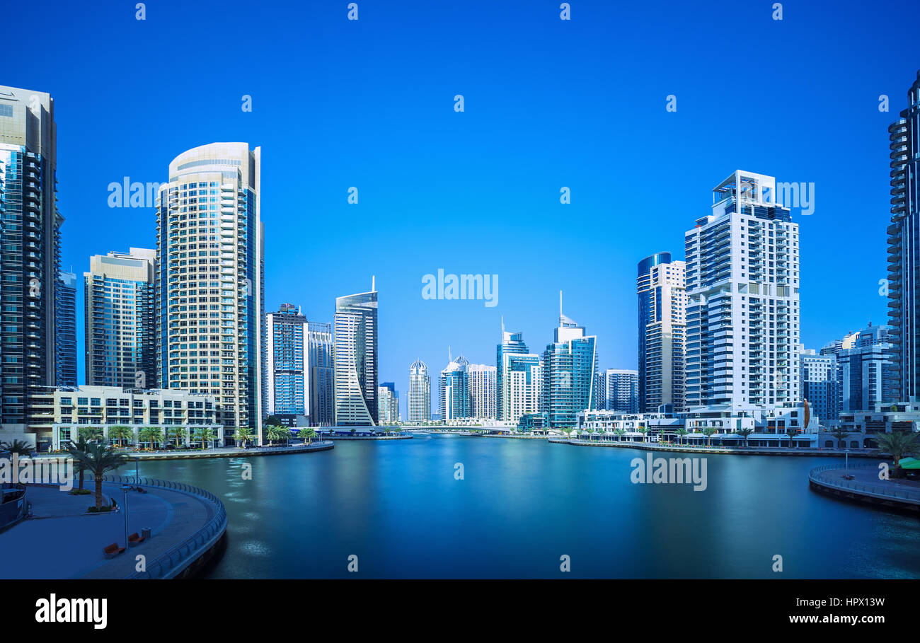 Promenade et canal dans la Marina de Dubaï avec de luxueux gratte-ciel de Dubaï, Emirats Arabes Unis Banque D'Images