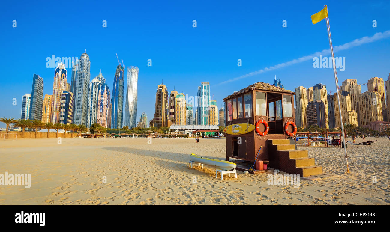 La plage de Jumeirah à Dubaï, Emirats arabes unis-Février 25, 2016 : La vue de la plage de Jumeirah sur les gratte-ciel modernes dans la Marina de Dubaï Banque D'Images