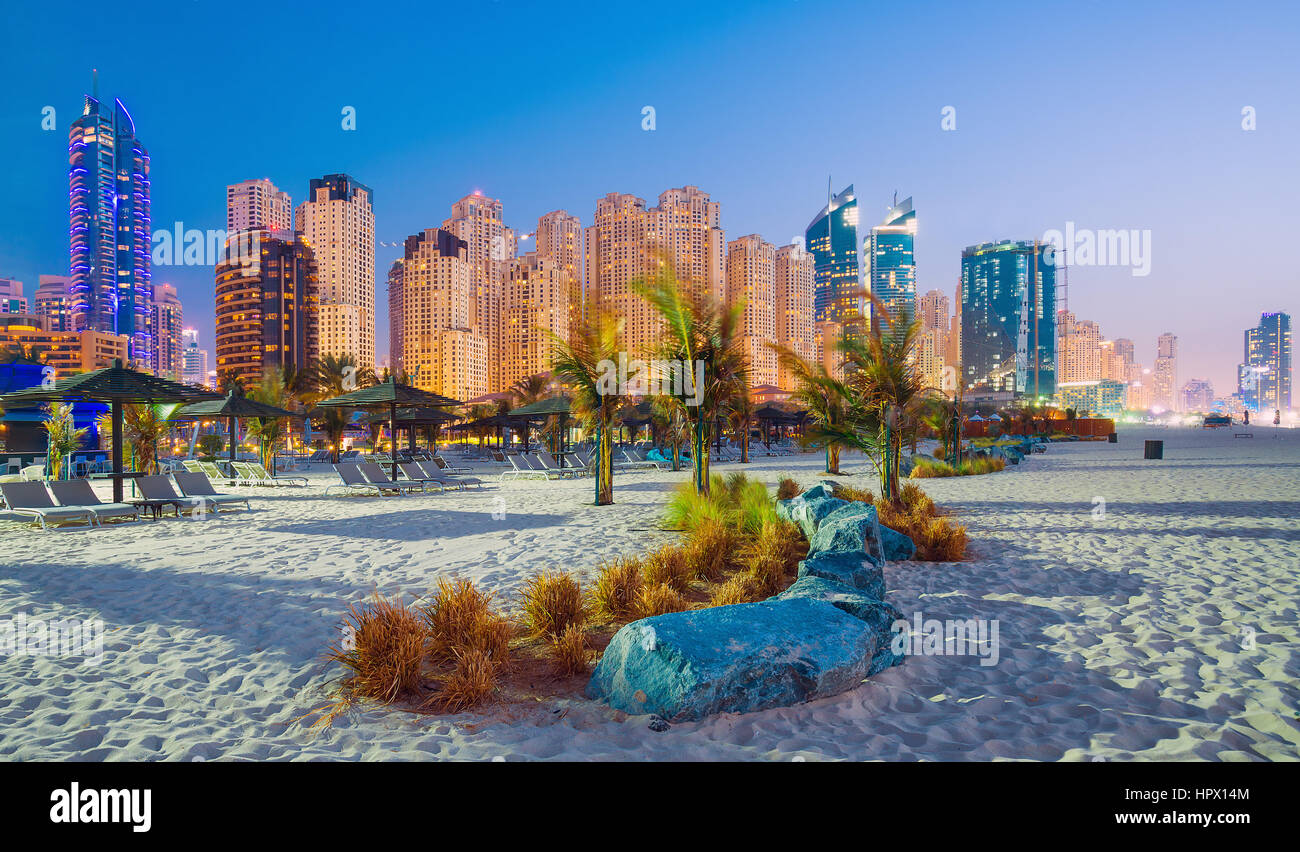 Soir vue sur la Marina de Dubaï et de la plage de Jumeirah à Dubaï ville de luxe,Emirats Arabes Unis Banque D'Images