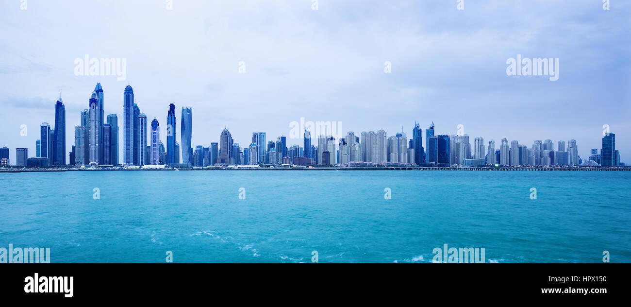 Vue sur la marina de Dubaï gratte-ciel dans le luxe de la ville de Dubaï, Emirats Arabes Unis Banque D'Images