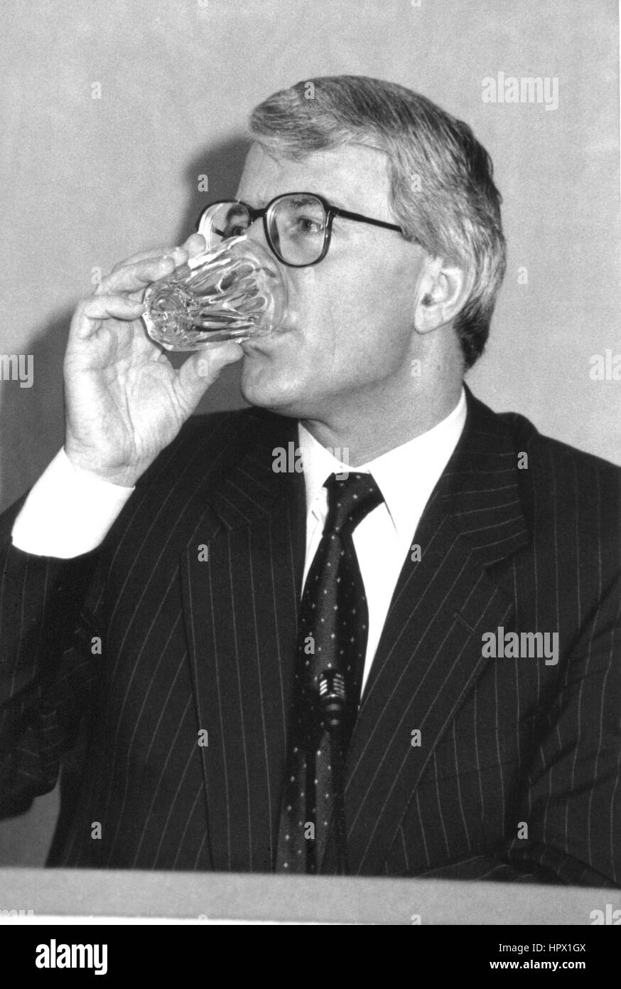 Rt. L'honorable John Major, Premier Ministre britannique, assiste à une conférence de presse à Londres, Angleterre le 20 mars 1992. Banque D'Images