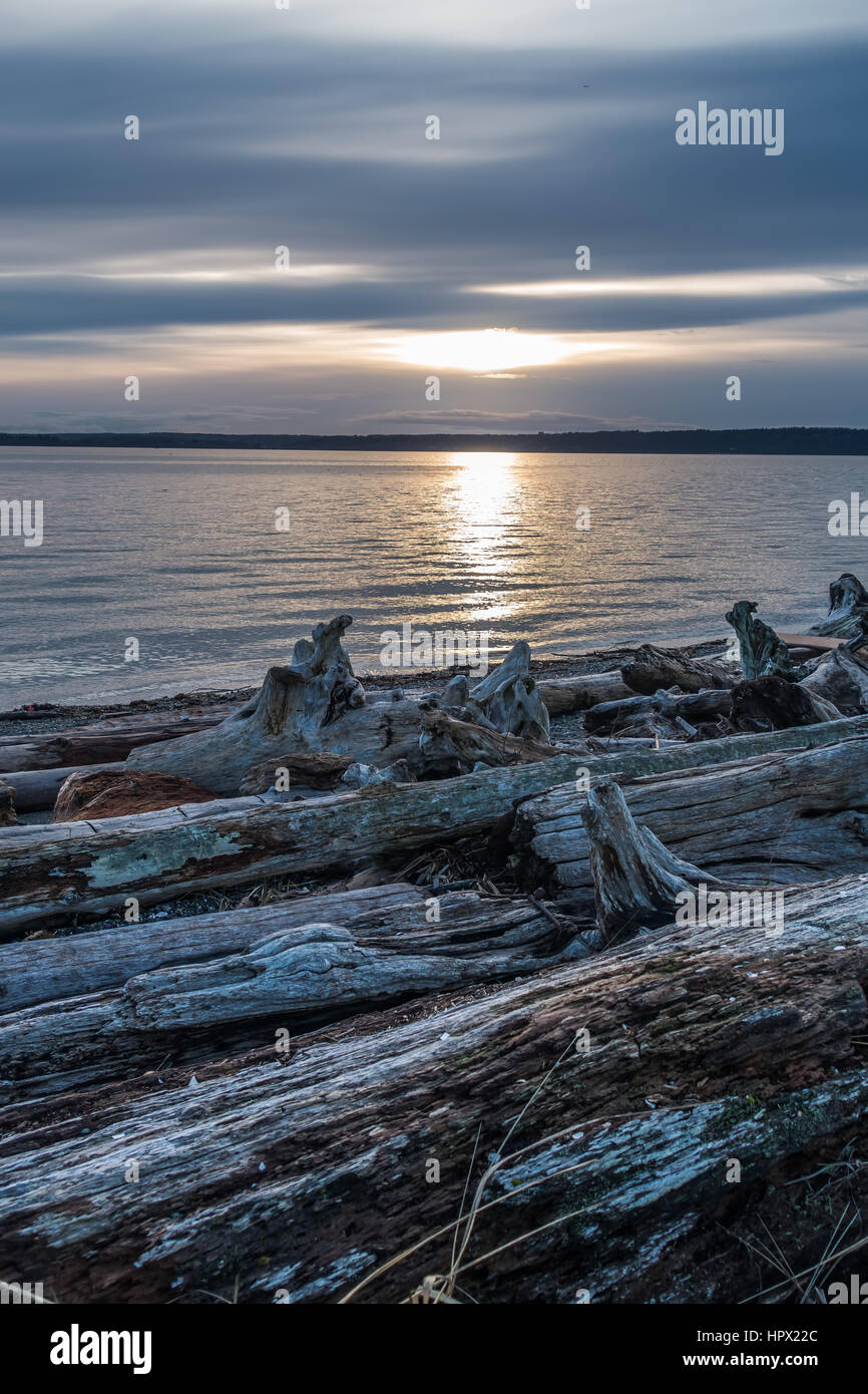 Le soleil se couche derrière un ciel couvert en Normandie Park, Washington. Banque D'Images