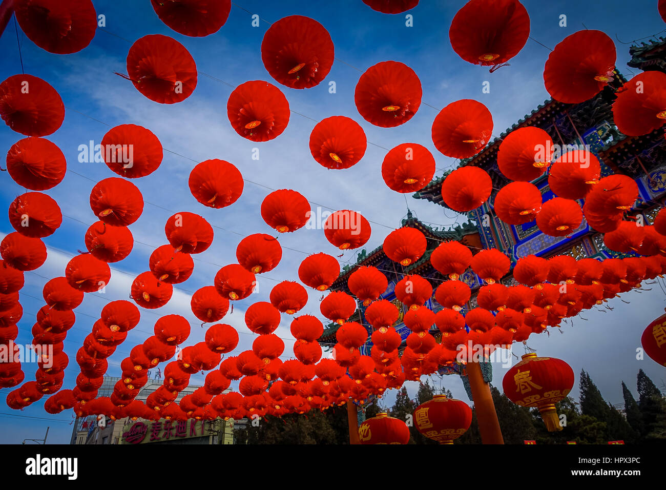 BEIJING, CHINE - 29 janvier 2017 : fête du nouvel an festival en temple de la terre, beaucoup de décorations rouges, musique et théâtre, actes t Banque D'Images