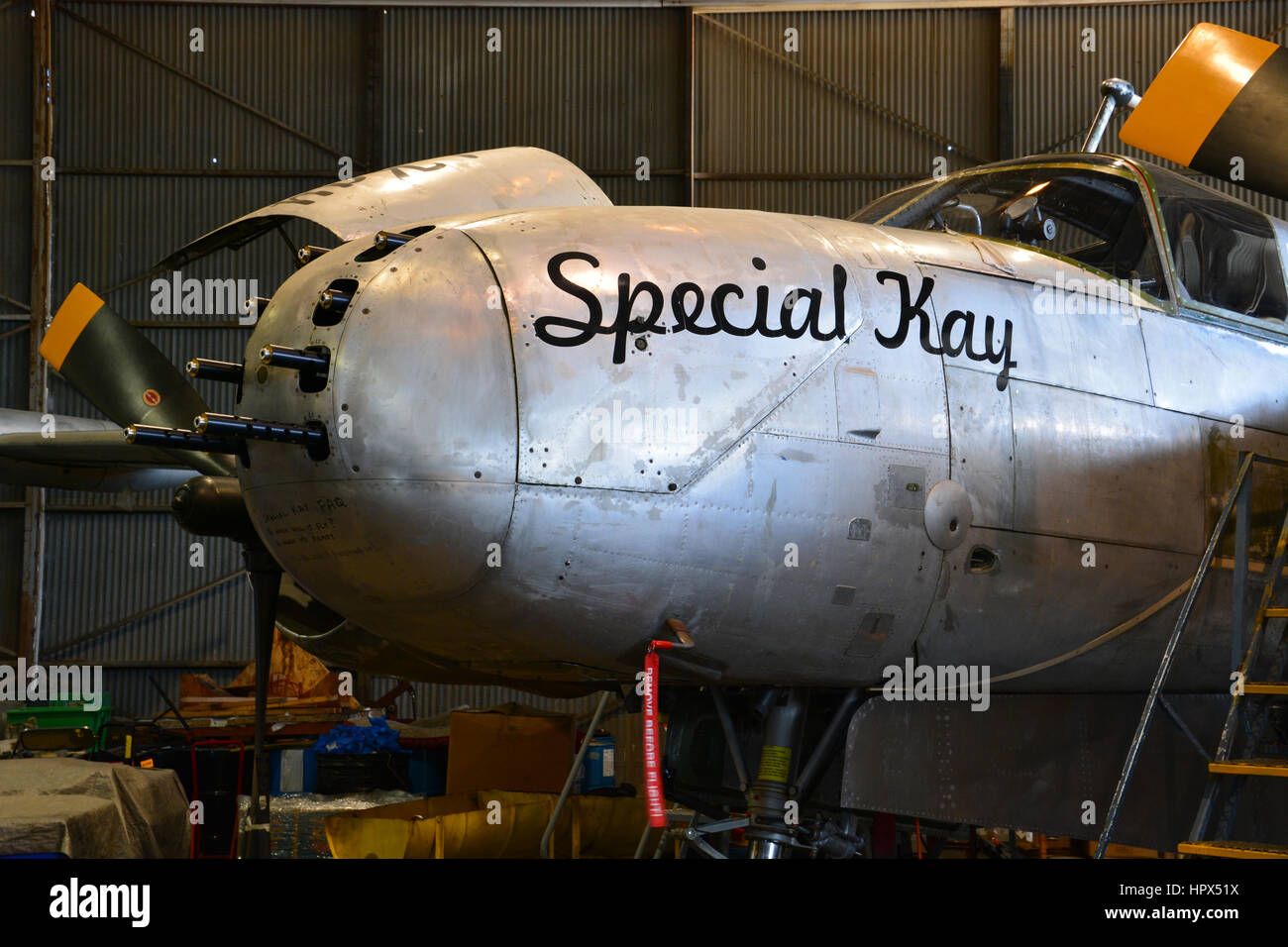 Close up d'un Douglas B-26K Invader bombardier léger cône en cours de restauration au musée à vol Vintage Meacham Airport de Fort Worth au Texas. Banque D'Images